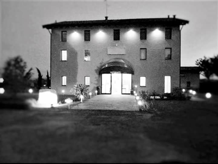 Hotel La Vecchia Reggio เรจโจเอมิเลีย ภายนอก รูปภาพ