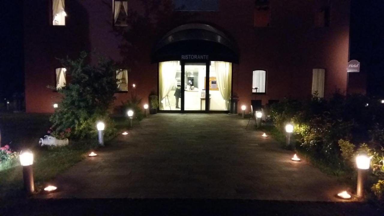 Hotel La Vecchia Reggio เรจโจเอมิเลีย ภายนอก รูปภาพ