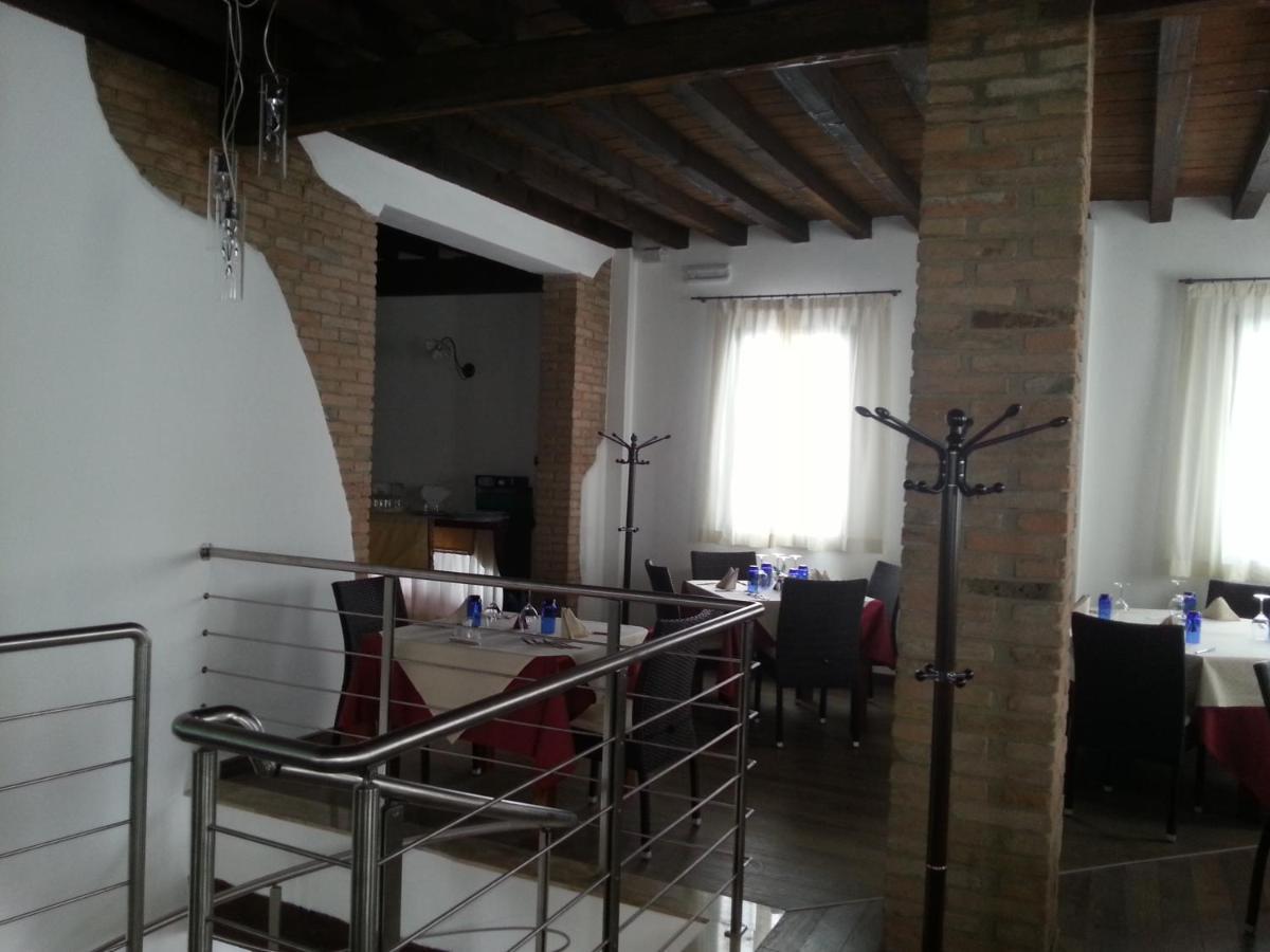 Hotel La Vecchia Reggio เรจโจเอมิเลีย ภายนอก รูปภาพ
