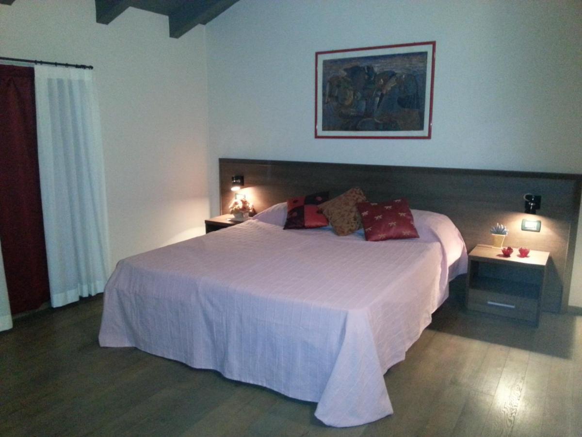 Hotel La Vecchia Reggio เรจโจเอมิเลีย ภายนอก รูปภาพ
