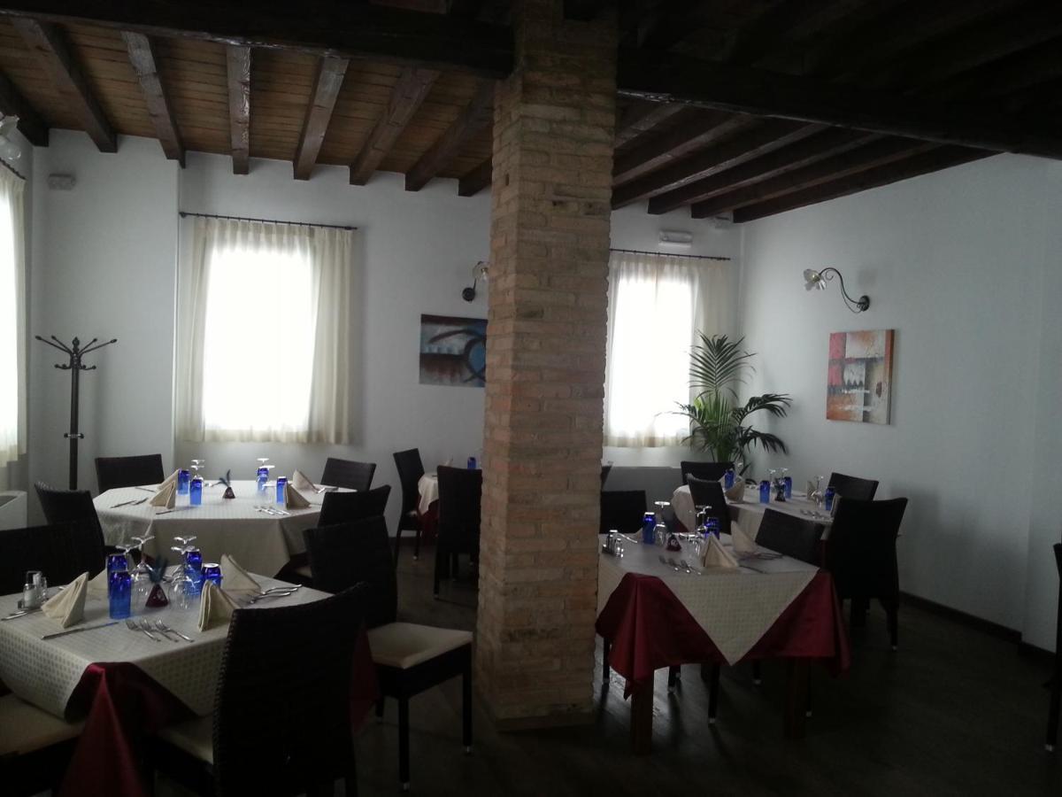 Hotel La Vecchia Reggio เรจโจเอมิเลีย ภายนอก รูปภาพ