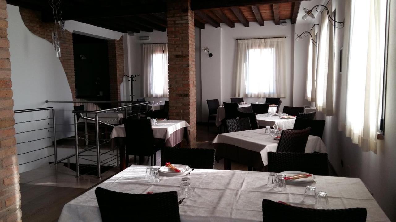 Hotel La Vecchia Reggio เรจโจเอมิเลีย ภายนอก รูปภาพ