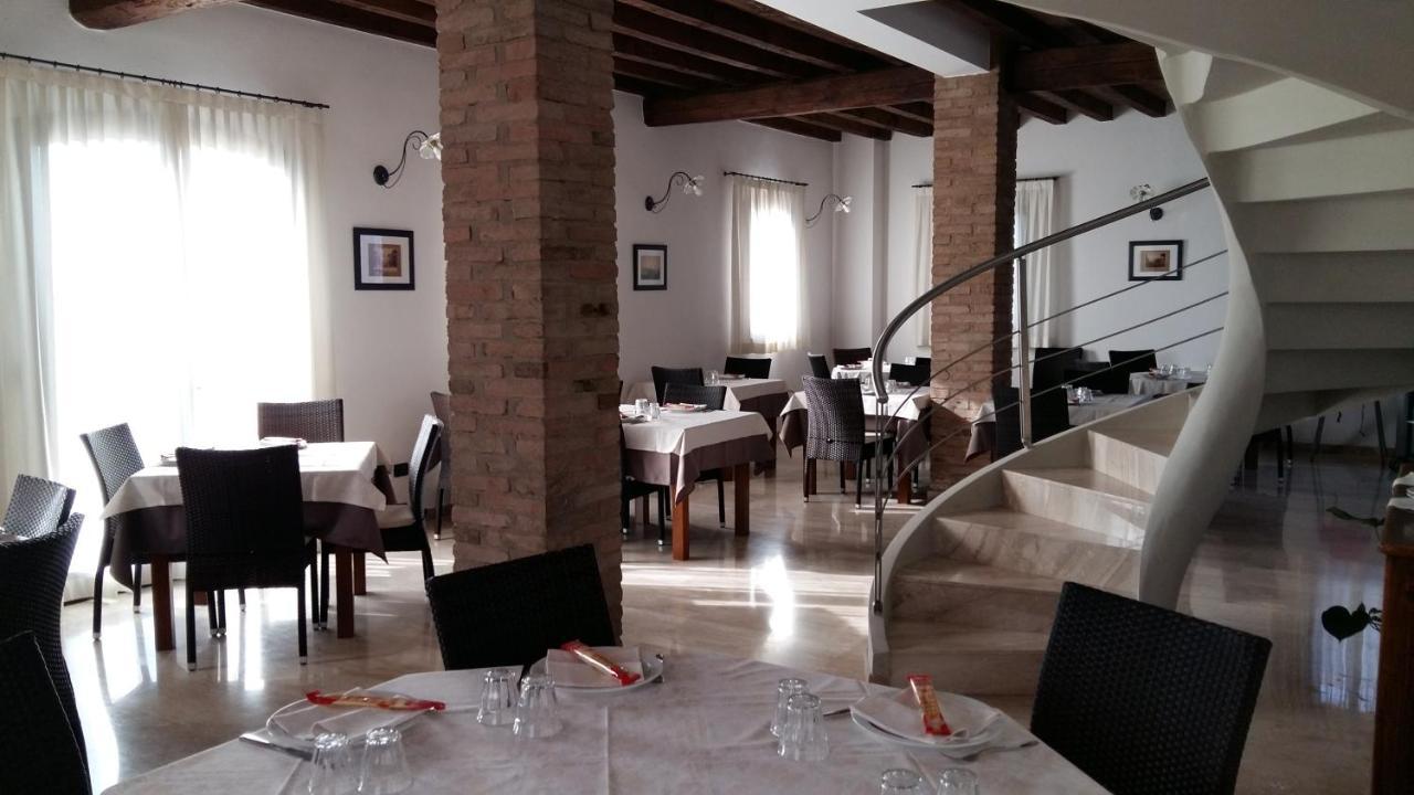 Hotel La Vecchia Reggio เรจโจเอมิเลีย ภายนอก รูปภาพ