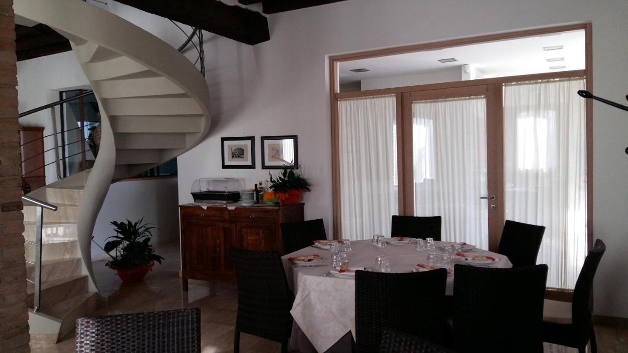 Hotel La Vecchia Reggio เรจโจเอมิเลีย ภายนอก รูปภาพ