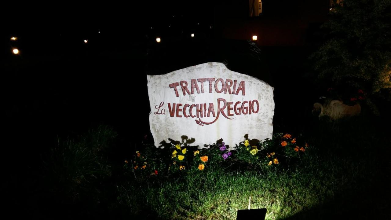 Hotel La Vecchia Reggio เรจโจเอมิเลีย ภายนอก รูปภาพ