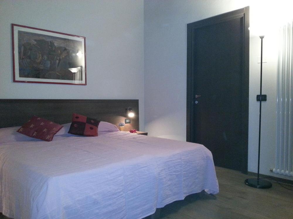 Hotel La Vecchia Reggio เรจโจเอมิเลีย ภายนอก รูปภาพ