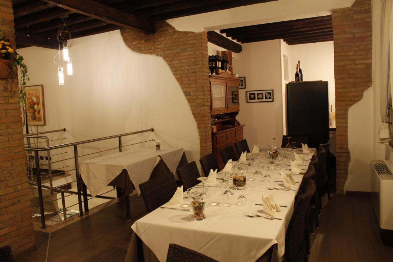 Hotel La Vecchia Reggio เรจโจเอมิเลีย ภายนอก รูปภาพ