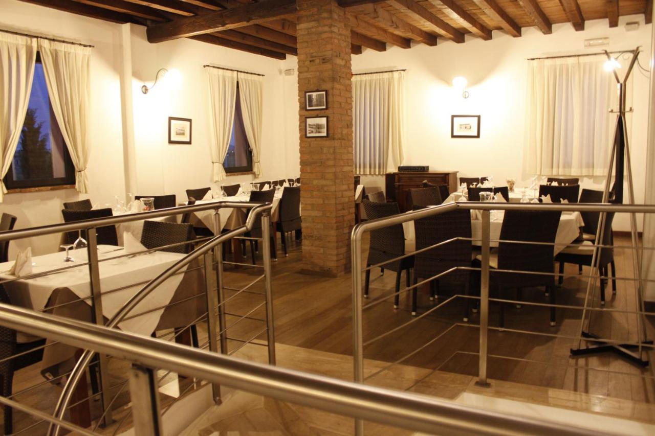 Hotel La Vecchia Reggio เรจโจเอมิเลีย ภายนอก รูปภาพ