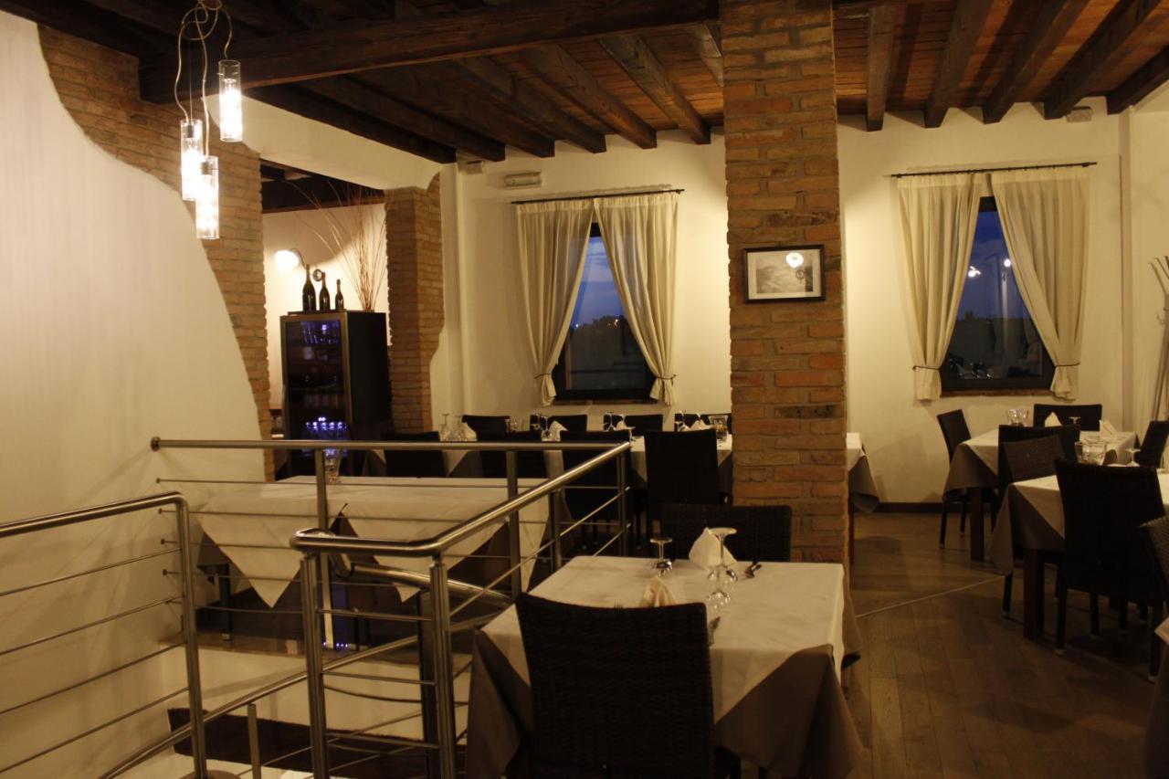Hotel La Vecchia Reggio เรจโจเอมิเลีย ภายนอก รูปภาพ